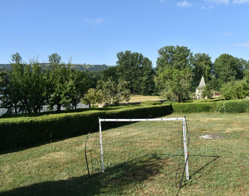 Le terrain de football